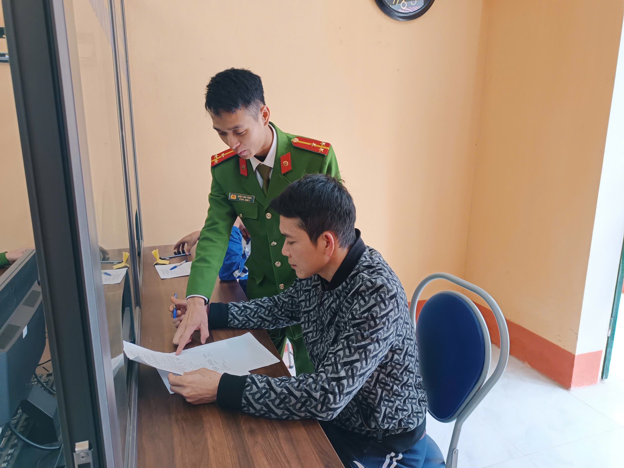 “Gần dân, sát việc” để bảo đảm an ninh trật tự