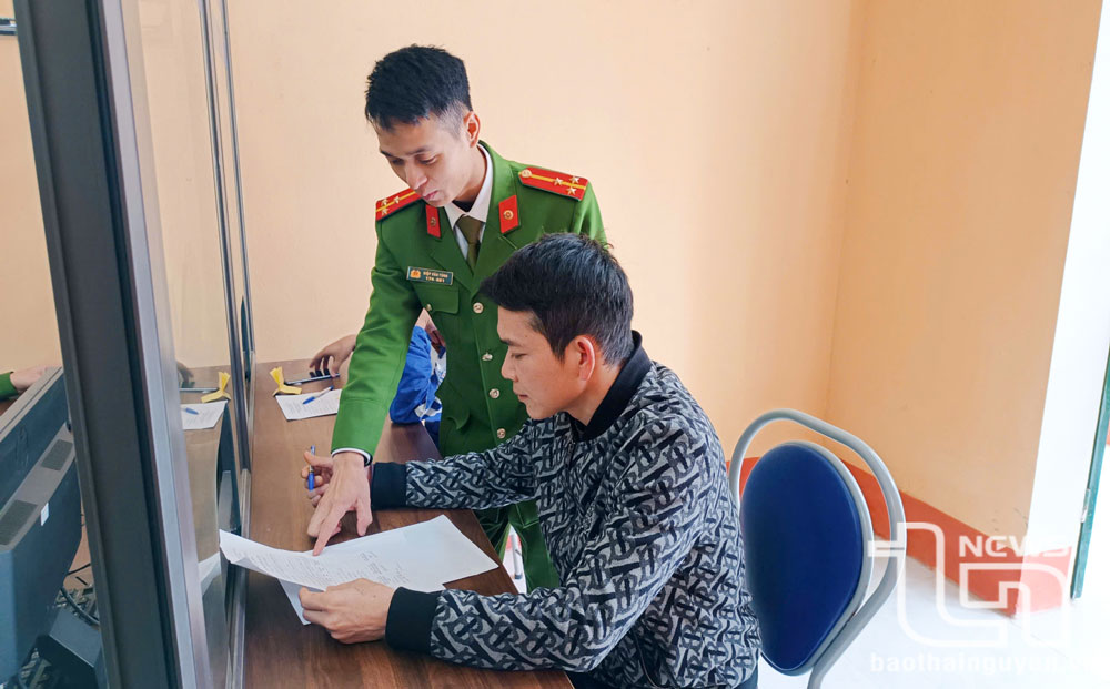 Công an xã Đào Xá (Phú Bình) hướng dẫn người dân thực hiện các thủ tục hành chính.