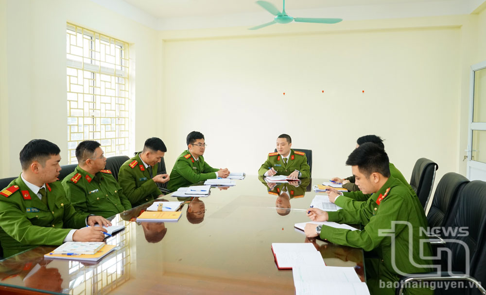 Một buổi giao ban đầu tuần của công an thị trấn Hùng Sơn (Đại Từ) để đánh giá tình hình công tác và triển khai nhiệm vụ trong đơn vị.
