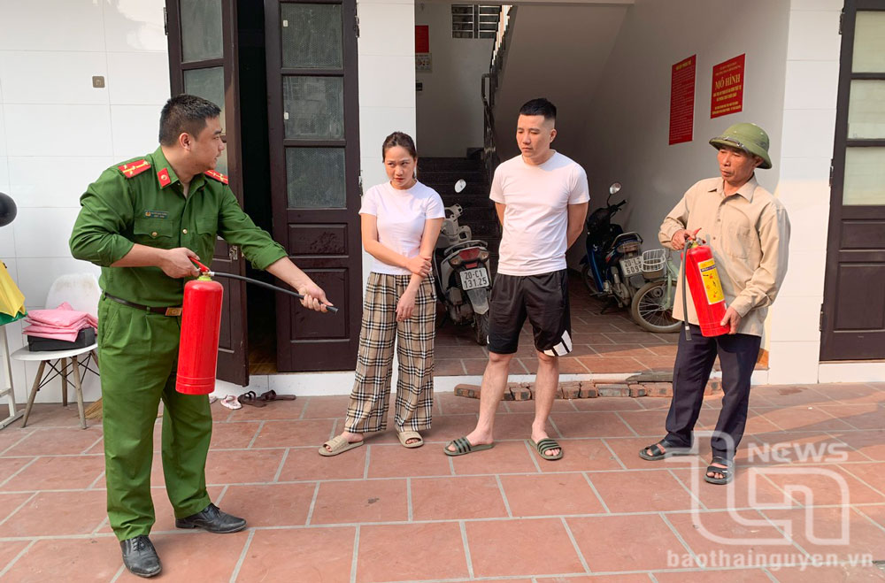 Lực lượng Công an phường Phan Đình Phùng (TP. Thái Nguyên) kiểm tra, hướng dẫn người dân về công tác phòng cháy, chữa cháy.