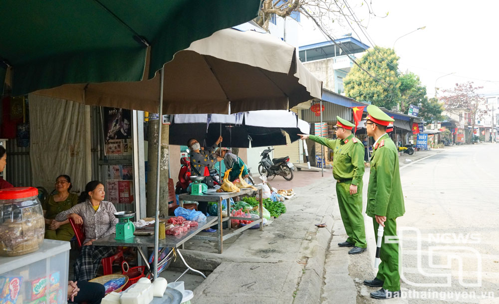 Mặc dù tiếp nhận thêm nhiều nhiệm vụ mới, khối lượng công việc nhiều nhưng Công an thị trấn Hùng Sơn (Đại Từ) luôn bố trí thời gian, lực lượng để thực hiện đều các nhiệm vụ.