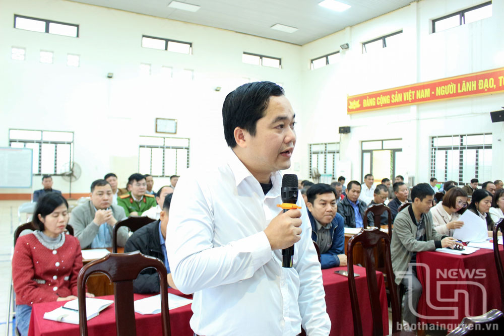 Cử tri phát biểu tại buổi tiếp xúc.