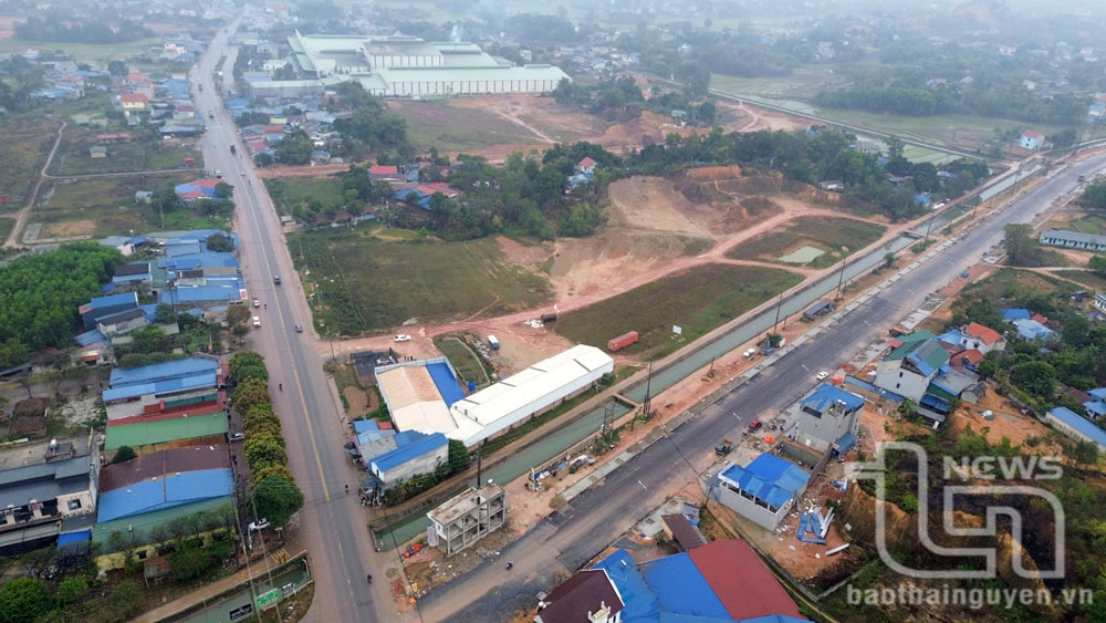 Cụm công nghiệp Điềm Thụy (Phú Bình) nằm dọc tuyến đường ĐT.261-ĐT.266 đang được chính quyền địa phương phối hợp cùng chủ đầu tư đẩy mạnh giải phóng mặt bằng để xây dựng hạ tầng. Ảnh: Mạnh Hùng