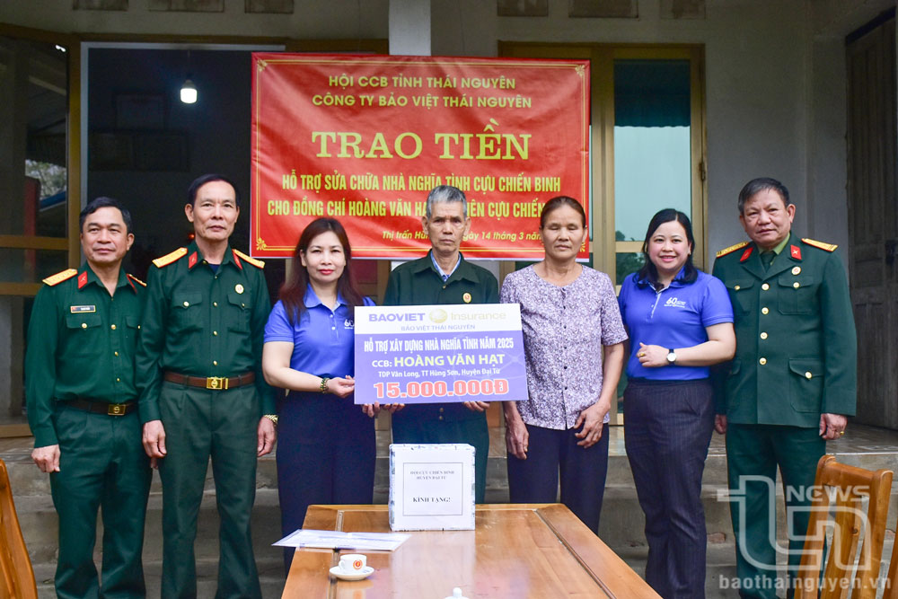 Trao tiền hỗ trợ sửa chữa, xây mới nhà ở cho cựu chiến binh