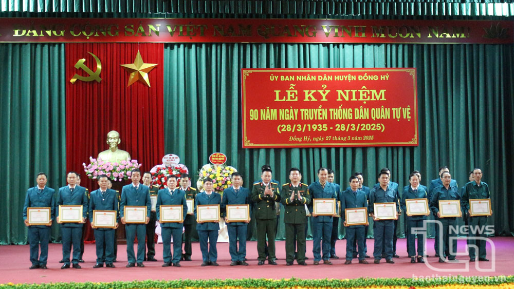 Đại diện Ban Chỉ huy quân sự huyện Đồng Hỷ trao thưởng cho các cá nhân có nhiều đóng góp, cống hiến xây dựng lực lượng dân quân tự vệ và tổ chức các hoạt động kỷ niệm 90 năm Ngày truyền thống dân quân tự vệ.