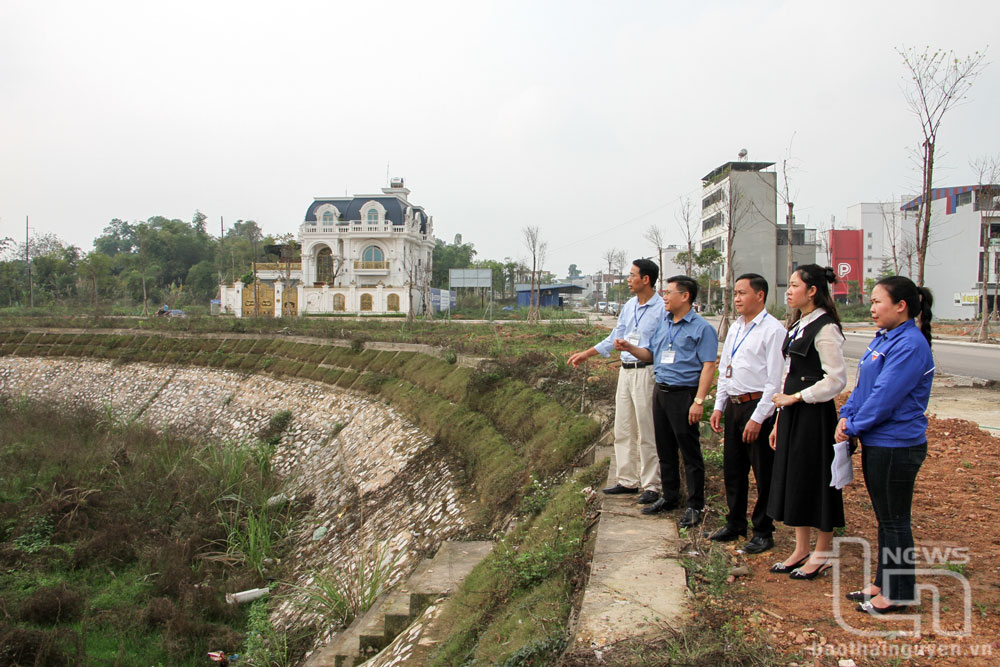 Sau khi giải phóng mặt bằng dự án xây dựng hồ điều hòa tại Khu dân cư số 2 đường Việt Bắc, phường Tân Lập (TP. Thái Nguyên) với quy mô gần 4ha, tổng mức đầu tư trên 80 tỷ đồng, hiện nay nhà thầu đã thi công phần kè đá, đổ khung bê tông, trồng cỏ tạo cảnh quan thiên nhiên.