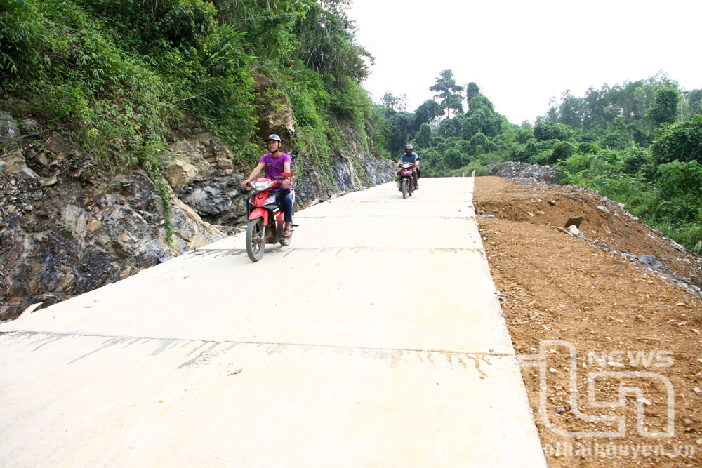 Nhờ sự tuyên truyền, vận động khéo léo của ông Lường Văn Lưu, Bí thư Chi bộ xóm Đồng Danh, xã Yên Ninh (Phú Lương), nhân dân trong xóm đã hiến 7ha đất để xây dựng đường bê tông vào xóm có chiều dài 5km.