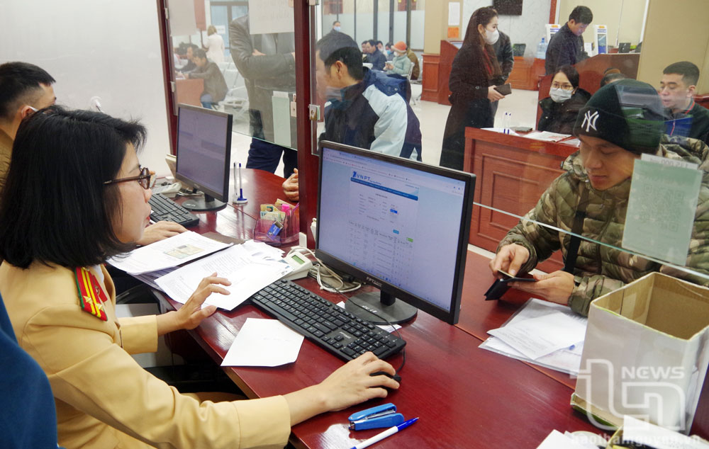 Lực lượng Công an tiếp nhận trên 400 hồ sơ cấp, đổi giấy phép lái xe