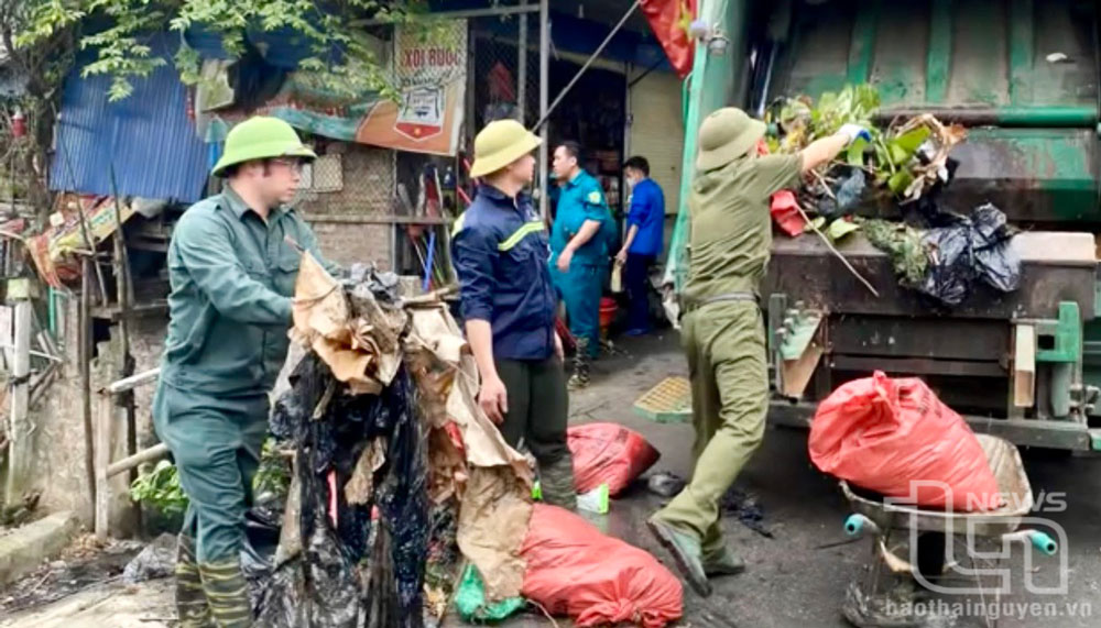 Rác thải được thu gom, vận chuyển đi xử lý đúng nơi quy định.