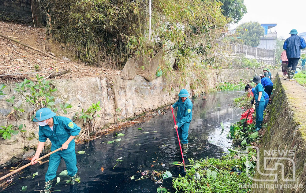 Thị trấn Hùng Sơn (Đại Từ) đã tổ chức ra quân dọn dẹp vệ sinh, phát quang cây cối, bụi rậm hai bên bờ suối Gò Son.