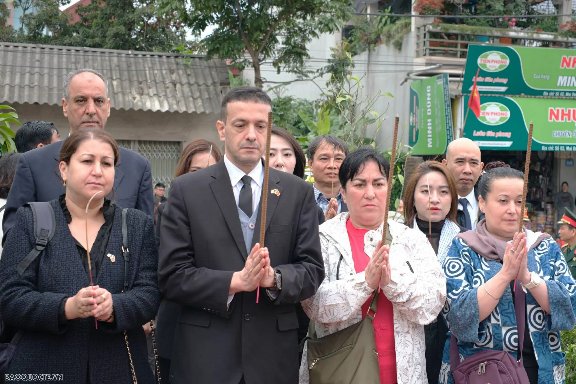 Hai chị em bà Badia Maidat và Siham Maidat cùng đại diện Đại sứ quán Algeria tại Việt Nam dâng hương tại Khu tưởng niệm. (Ảnh: Thu Giang)