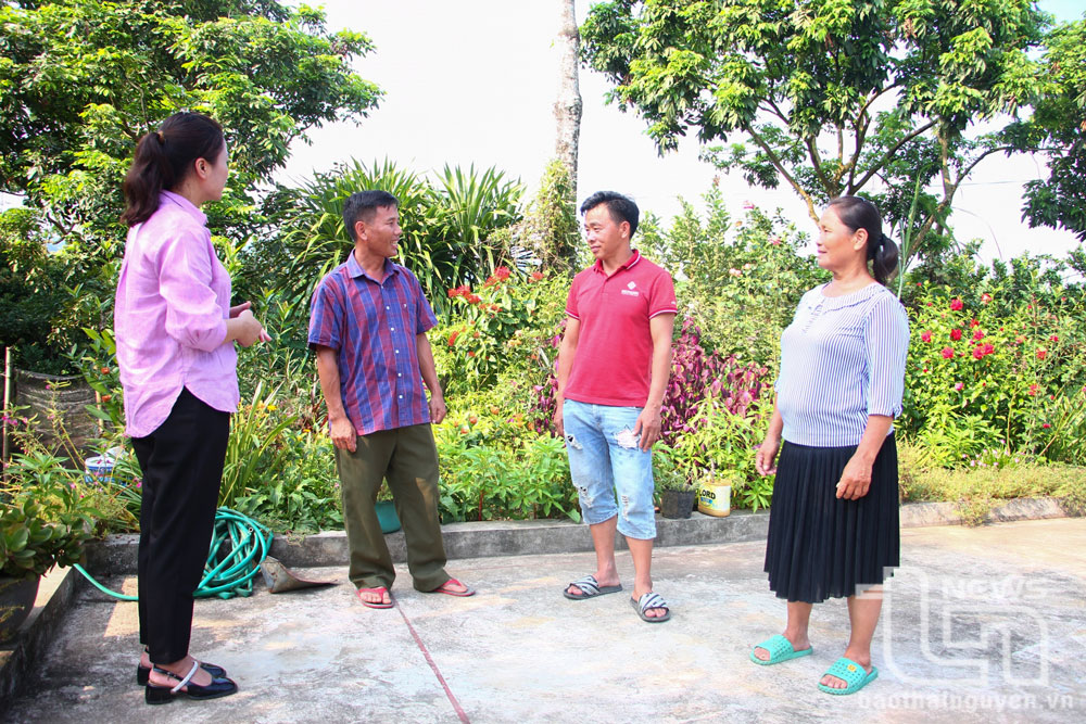 Ông Dương Văn Phong (đứng thứ hai từ trái sang), Bí thư Chi bộ xóm Đồng Tâm, xã Động Đạt (Phú Lương), là cán bộ dân vận khéo đã thực hiện tốt việc tuyên truyền, vận động đồng bào Mông không tin, nghe theo đạo lạ, tham gia hiến đất, làm đường.