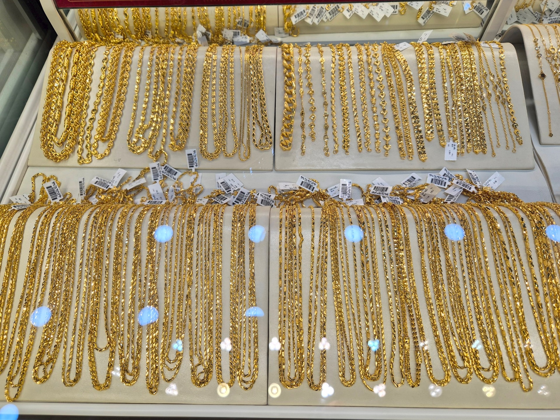 Giá vàng giảm 200.000-300.000 đồng/lượng. Ảnh: H.T