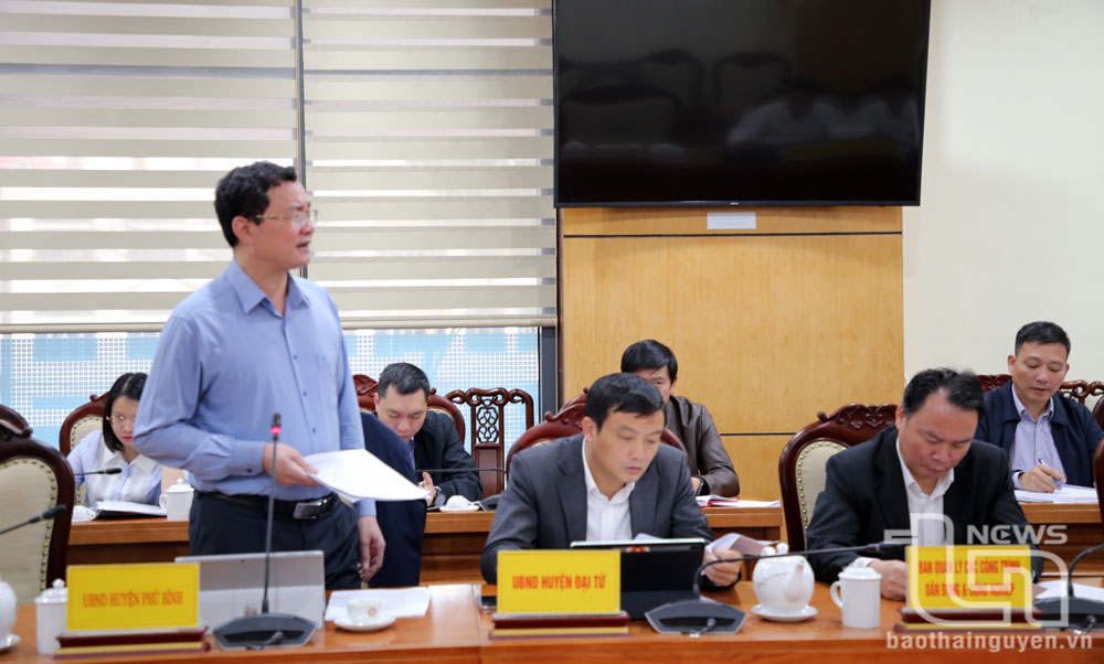 Lãnh đạo UBND huyện Phú Bình báo cáo về tiến độ giải ngân vốn đầu tư công và đưa ra giải pháp tháo gỡ vướng mắc hiện nay.