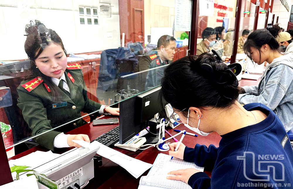 Cán bộ Công an tỉnh hướng dẫn người dân thực hiện thủ tục hành chính liên quan đến cấp phiếu lý lịch tư pháp tại Trung tâm Phục vụ hành chính công tỉnh.
