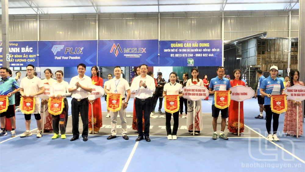Ban Tổ chức trao Cờ lưu niệm cho các đơn vị tham gia.