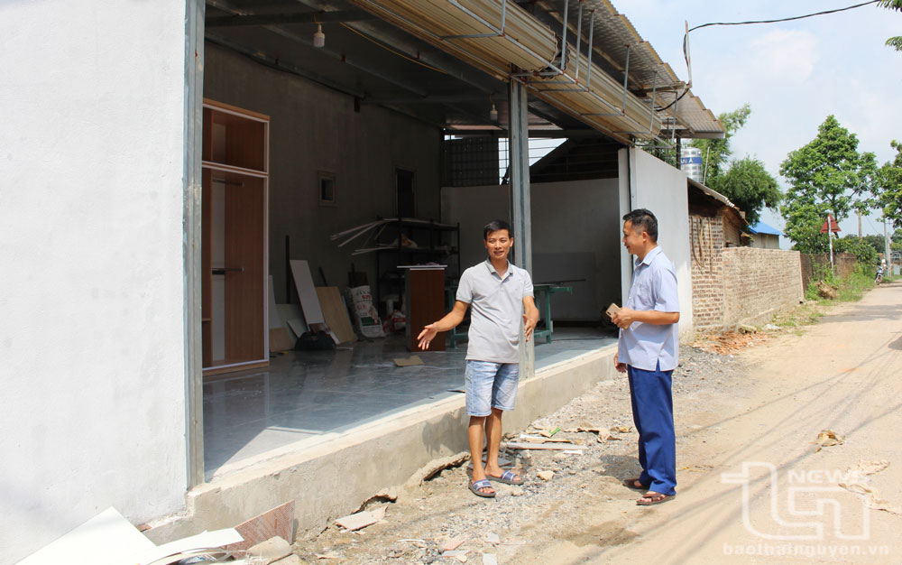 Người dân tổ dân phố Cổ Pháp, phường Tiên Phong, TP. Phổ Yên, tự nguyện phá dỡ hàng rào, hiến đất để mở rộng đường giao thông nông thôn.