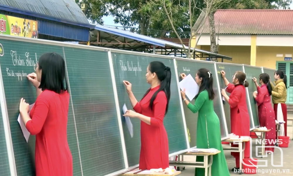 Đại Từ: Giáo viên và học sinh tiểu học giao lưu viết chữ đẹp