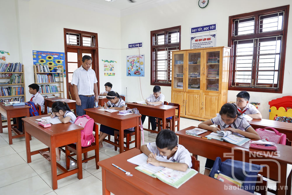 Huyện đảo Trường Sa hiện có 4 trường học ở các đảo: Trường Sa, Sinh Tồn, Song Tử Tây, Đá Tây. Mỗi trường đều được xây dựng khang trang, có 2 giáo viên đứng lớp dạy các em học sinh mầm non và tiểu học. Trong ảnh: lớp học ở Trường Tiểu học Đá Tây.
