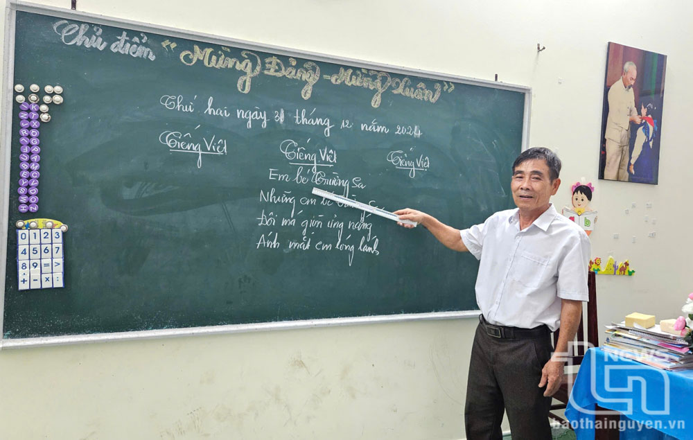 Thầy Lê Xuân Hạnh, Trường Tiểu học thị trấn Trường Sa, đã tình nguyện viết đơn ra dạy học ở đảo từ năm học 2023-2024.