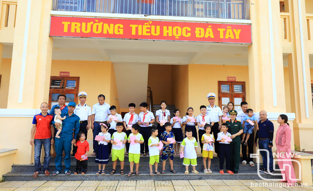 Những đứa trẻ lớn lên ở Trường Sa luôn cảm nhận được tình yêu quê hương, Tổ quốc. Trong ảnh: Thầy và trò Trường Tiểu học Đá Tây nhận quà của các đồng chí lãnh đạo Lữ đoàn 146, Vùng 4 Hải quân và nhiều nhà hảo tâm từ đất liền.