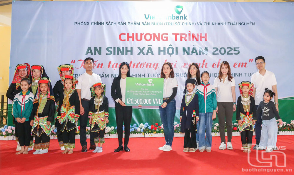 Vietcombank tặng thiết bị, học bổng cho học sinh vùng cao Võ Nhai
