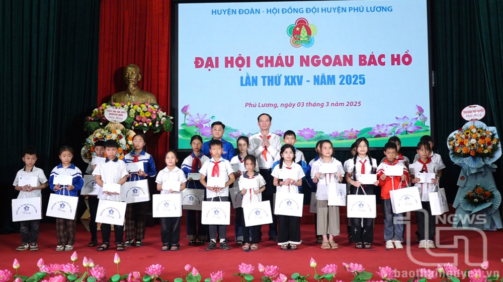 Huyện đoàn, Hội đồng đội huyện Phú Lương tặng quà học sinh vượt khó học tốt trên địa bàn.