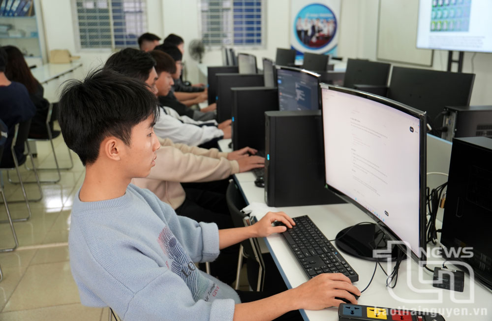 Sinh viên Trường Đại học Công nghệ thông tin và Truyền thông (Đại học Thái Nguyên) ứng dụng AI trong học tập.