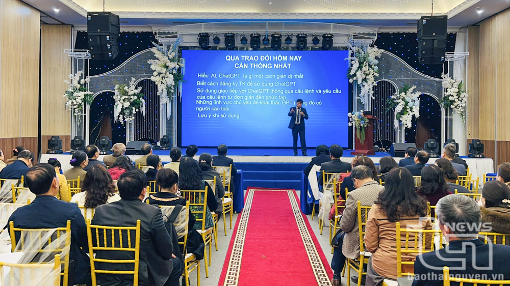 Lãnh đạo Hội Khuyến học tỉnh triển khai nội dung cơ bản về AI và ChatGPT.