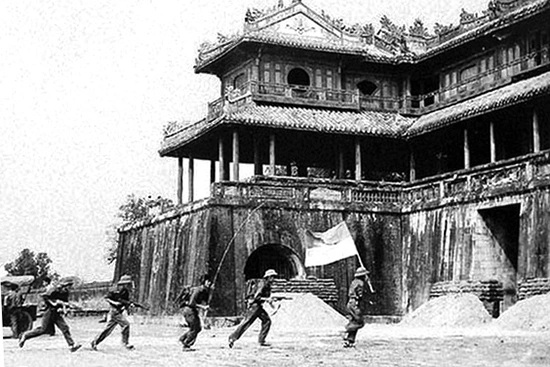 Các lực lượng vũ trang giải phóng tiến vào cửa Ngọ Môn (Huế) sáng 26/3/1975. Ảnh tư liệu