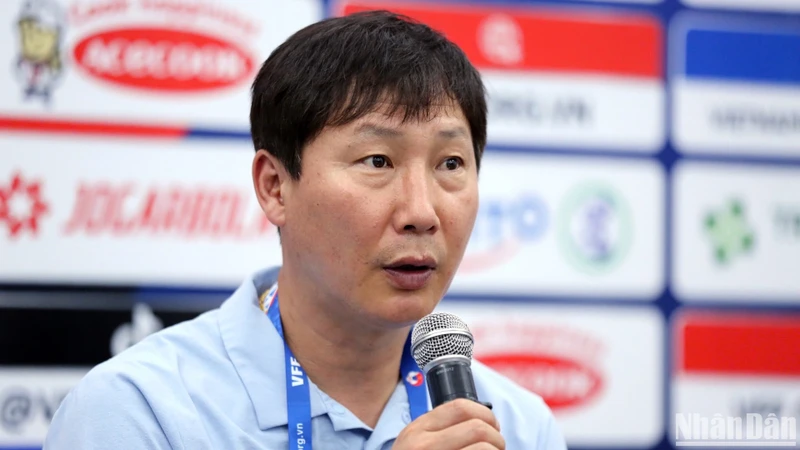 HLV Kim Sang Sik: Chưa thể hài lòng với kết quả thắng 2-1 Campuchia 