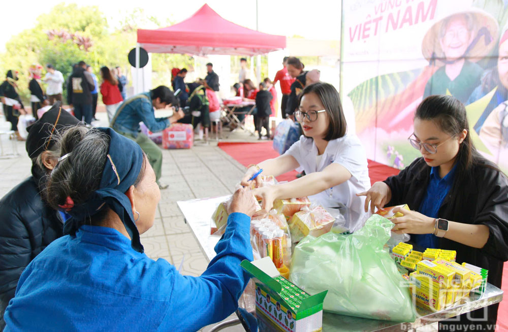 Khám bệnh, cấp thuốc miễn phí cho 200 người dân xã Nghinh Tường