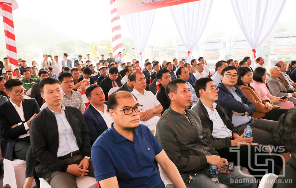 Các đại biểu và người dân tham dự buổi Lễ.