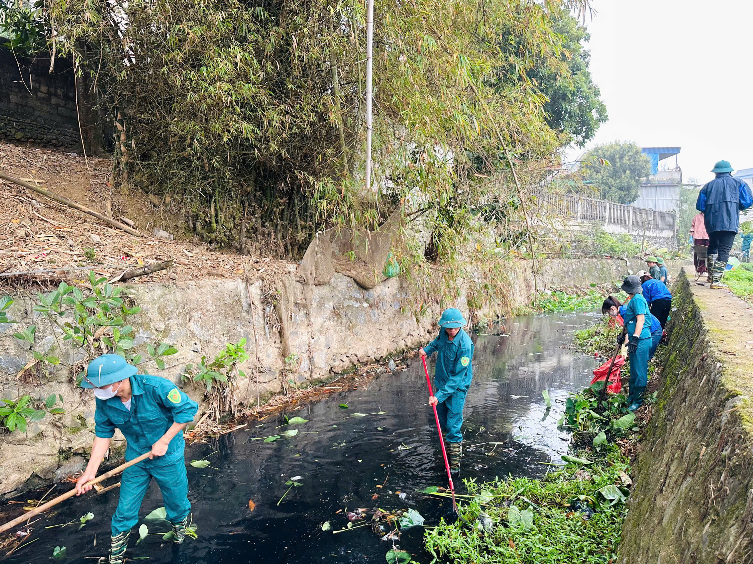 Khơi thông, dọn hàng tấn rác thải ở suối Gò Son