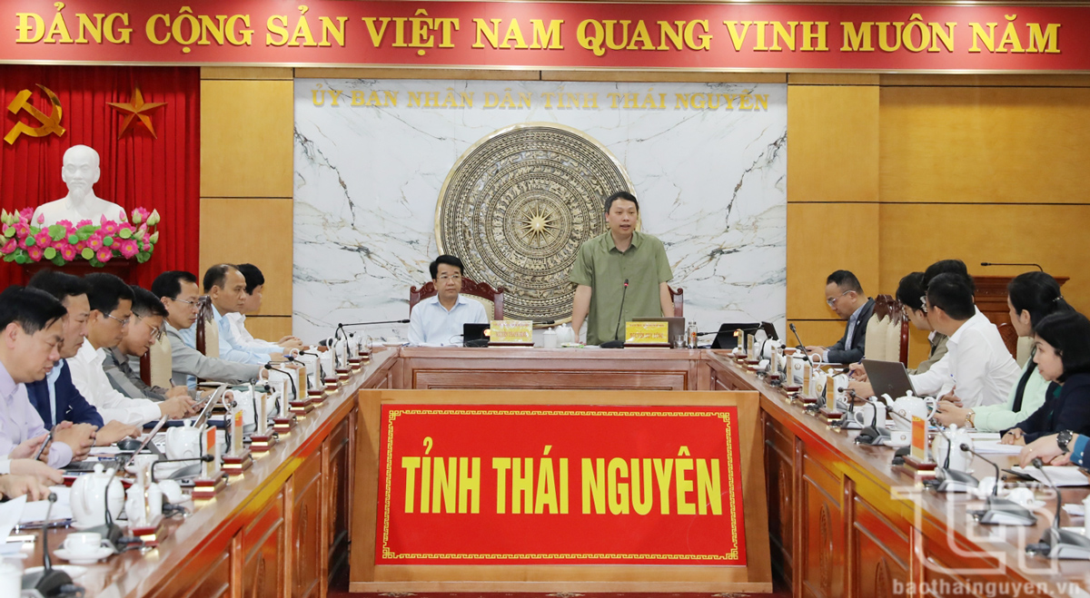 Đồng chí Chủ tịch UBND tỉnh Nguyễn Huy Dũng chủ trì Hội nghị.
