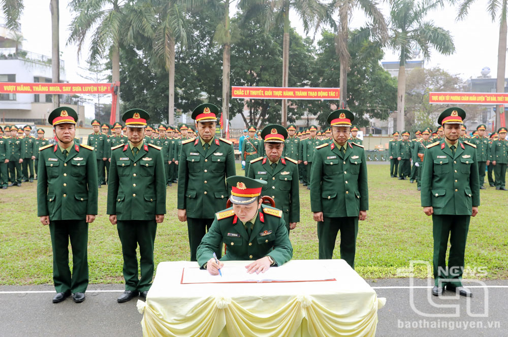 Đại diện các đơn vị trực thuộc Bộ Chỉ huy Quân sự tỉnh ký kết giao ước thi đua năm 2025.