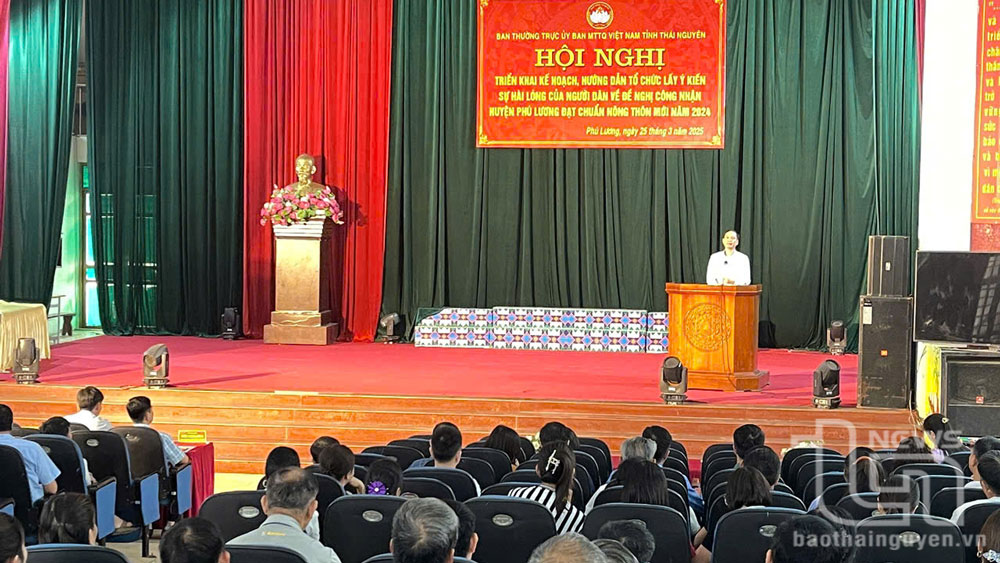 Các đại biểu tham dự Hội nghị lấy ý kiến người dân về kết quả xây dựng huyện nông thôn mới.