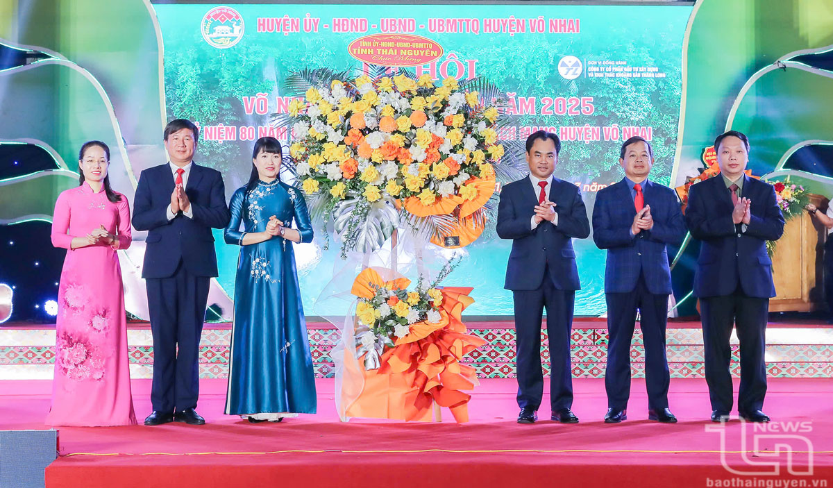 Các đồng chí Thường trực Tỉnh ủy chúc mừng sự kiện.