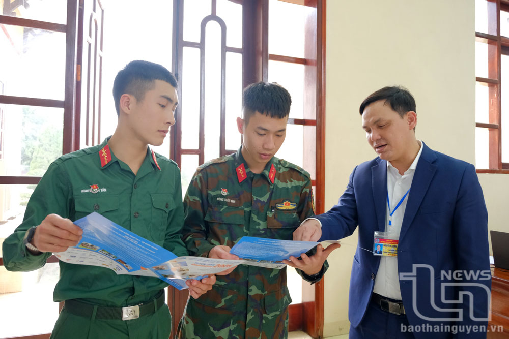 Cán bộ Trường Cao đẳng Nghề số 1 (Bộ Quốc Phòng) tư vấn nghề, định hướng việc làm cho chiến sĩ Tiểu đoàn 1 và Tiểu đoàn 2 trước khi xuất ngũ.