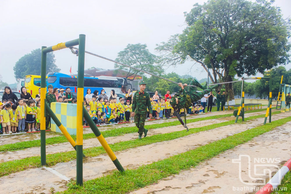Các “chiến sĩ nhí” tham quan khu luyện tập thể thao tại Lữ đoàn.
