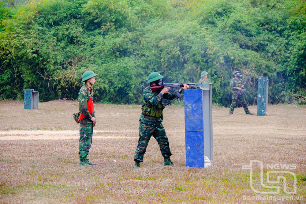 “Huấn luyện cơ bản, làm chủ vũ khí, trang bị kỹ thuật” được Lữ đoàn xác định là một trong những đột phá trong nội dung, phương pháp huấn luyện, diễn tập. Trong ảnh: Tập huấn cán bộ bắn súng tiểu liên AK bài 2 năm 2025.