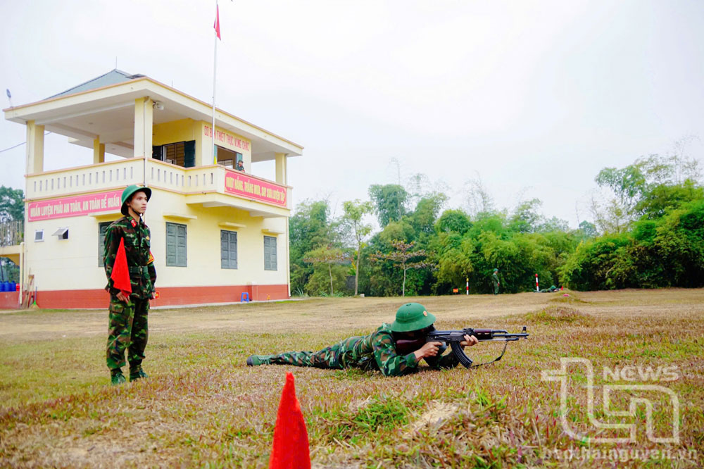 Chiến sĩ thực hiện bài kiểm tra nội dung bắn súng tiểu liên AK.