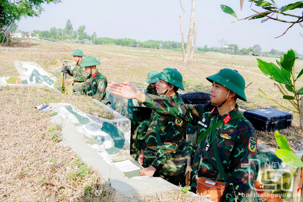 Cán bộ, chiến sĩ Tiểu đoàn 2 huấn luyện chuyên ngành tại thao trường.