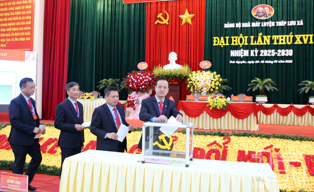 Các đại biểu dự Đại hội Đảng bộ Nhà máy Luyện thép Lưu Xá bỏ phiếu bầu Ban Chấp hành Đảng bộ nhiệm kỳ 2025-2030.