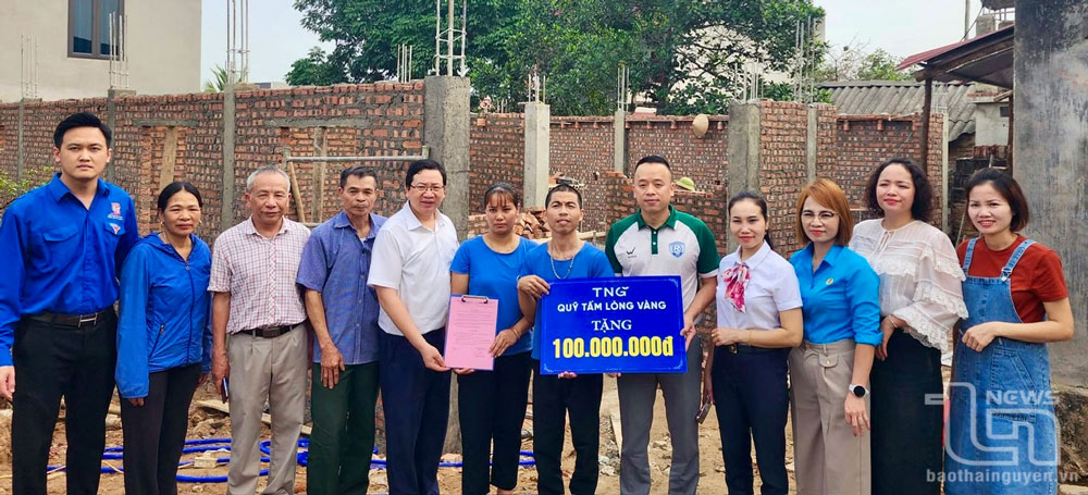 Công đoàn Công ty CP Đầu tư và Thương mại TNG, đại diện lãnh đạo Chi nhánh may Phú Bình 2 cùng chính quyền xã Lương Phú (Phú Bình) đến thăm hỏi, động viên và trao tiền hỗ trợ cho gia đình nữ công nhân Bùi Thị Mây, ở xóm Phú Mỹ, xã Lương Phú