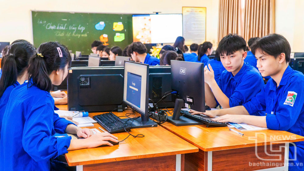 Học sinh Trường THPT Nguyễn Huệ (Đại Từ) thực hành xây dựng website.