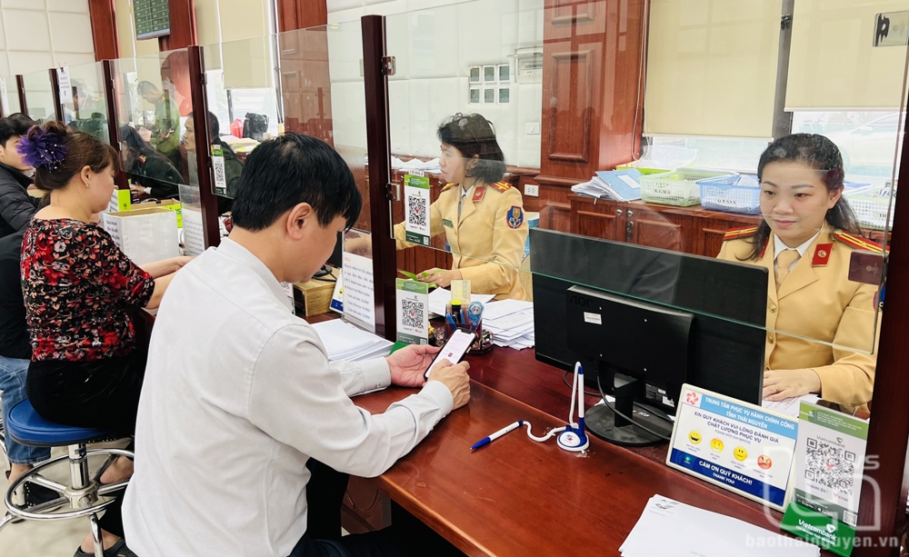 Nhờ cài đặt tài khoản định danh điện tử mức 2 (VNeID), người dân rất thuận lợi khi đăng ký giải quyết thủ tục hành chính.