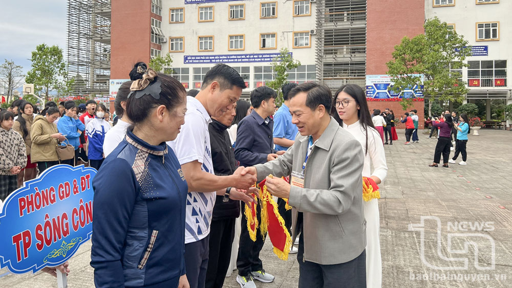 Lãnh đạo Sở Giáo dục và Đào tạo trao Cờ lưu niệm cho các đoàn vận động viên tham dự Ngày chạy Olympic vì sức khỏe của ngành Giáo dục tỉnh Thái Nguyên năm 2025.