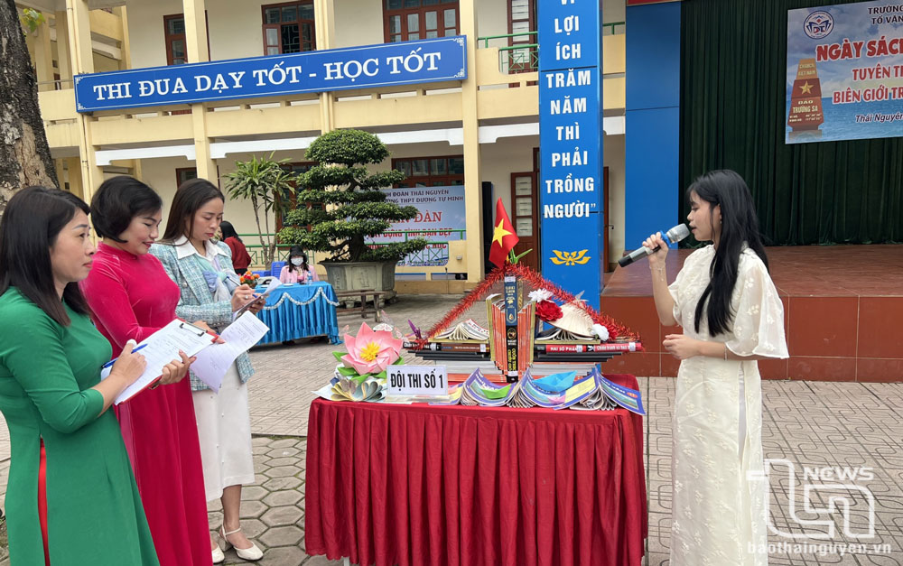 Đại diện các đội thi tham gia thuyết trình và xếp sách nghệ thuật.