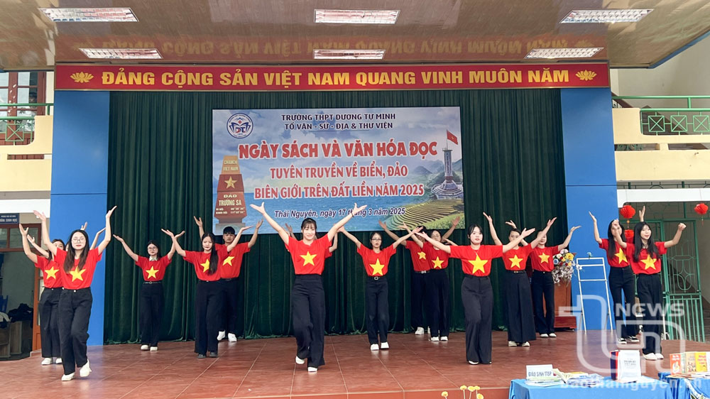 Tiết mục văn nghệ tuyên truyền về biển đảo.